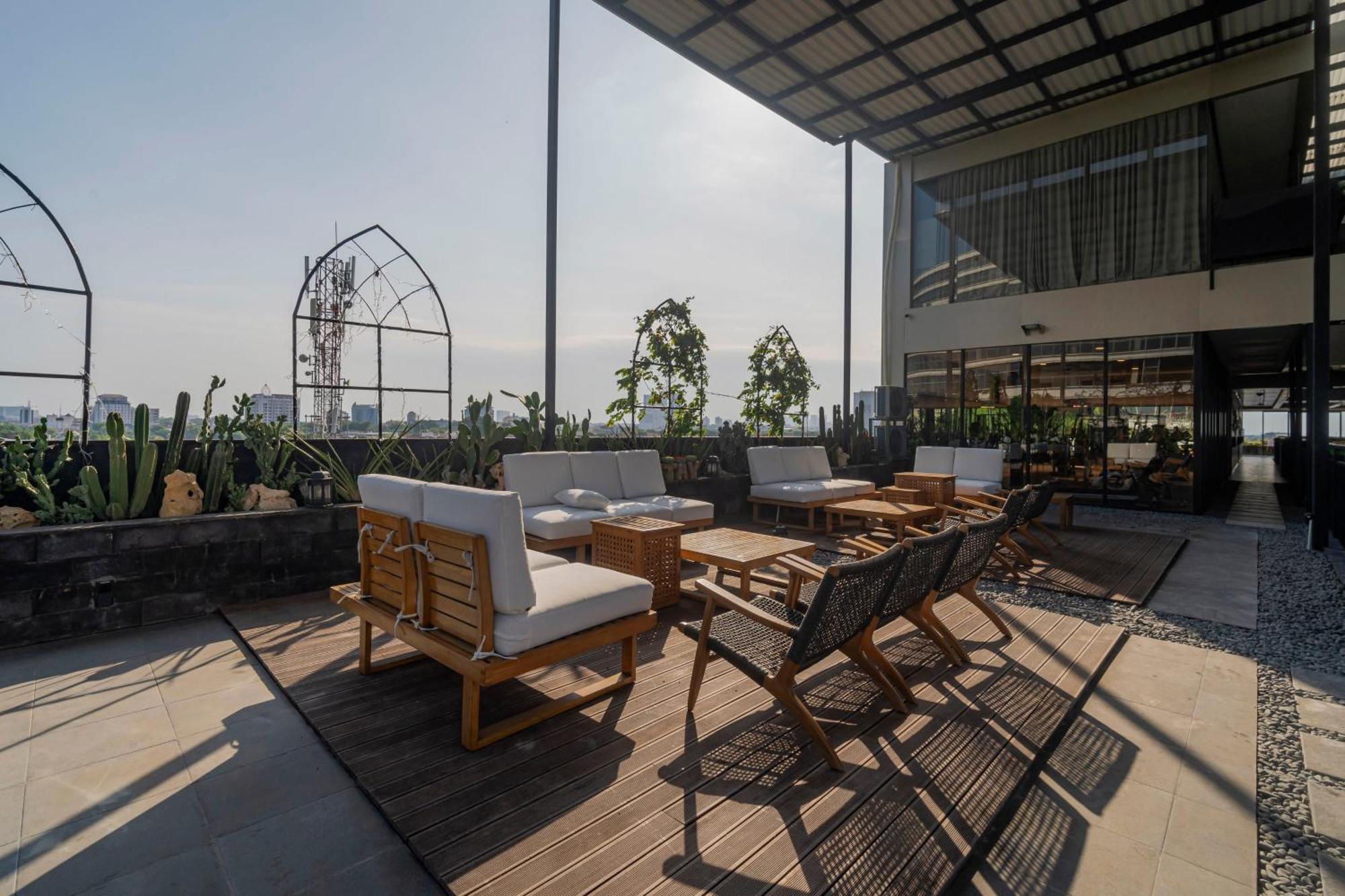 Stay.Vie Hotel Surabaya Exteriör bild