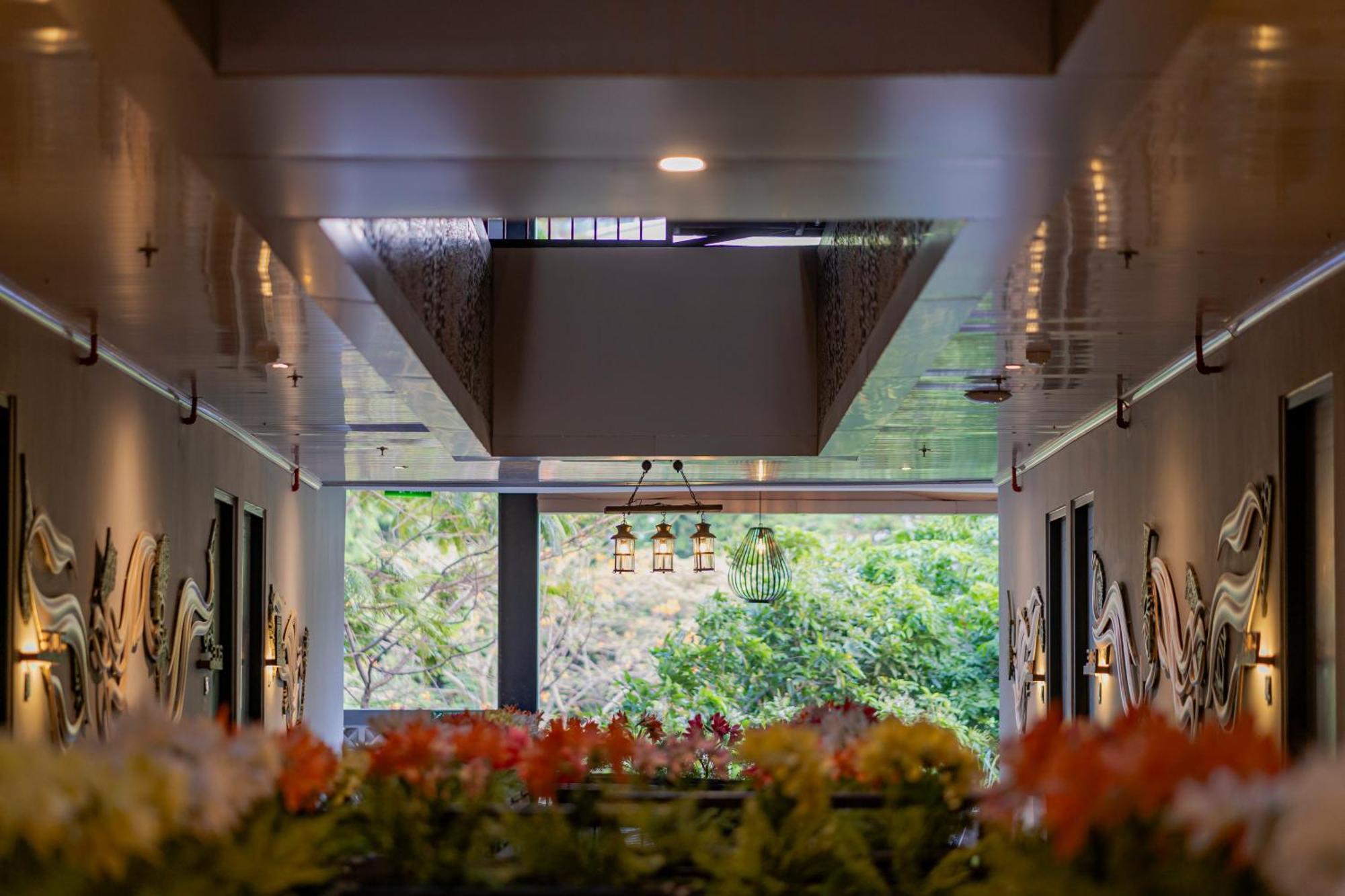 Stay.Vie Hotel Surabaya Exteriör bild